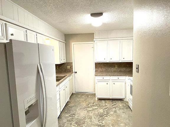 3rd image of 9818 Jordan Ave APT A