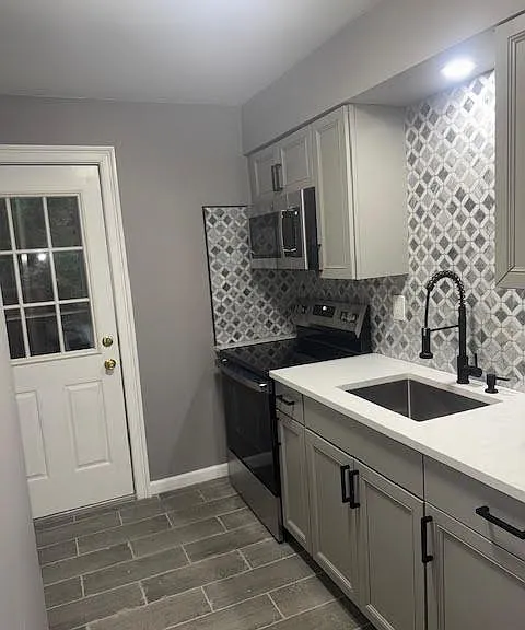 1003 Parkview Dr — Photo 2
