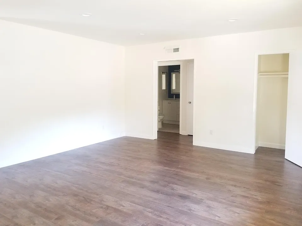 Living Room - Phone Calls ONLY please.