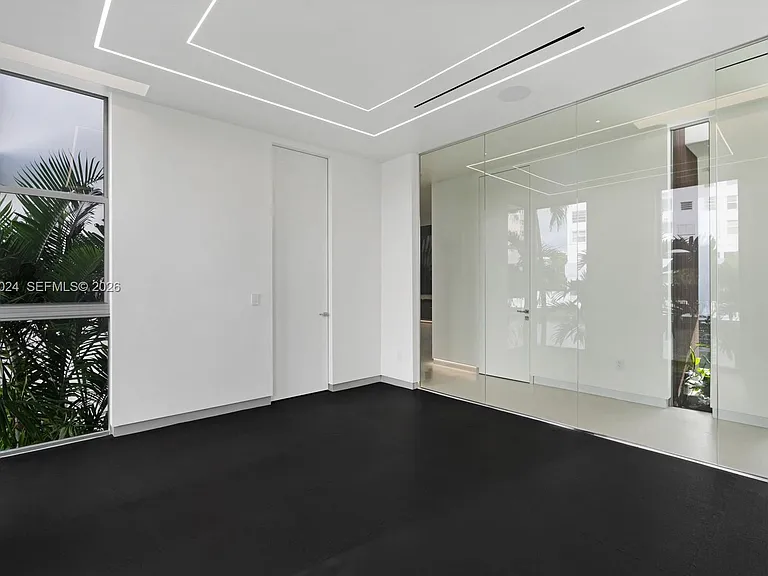 501 Palm Dr — Photo 49