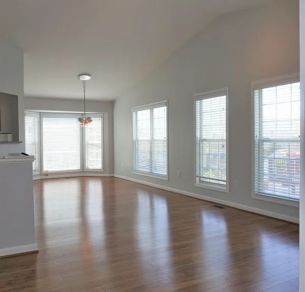 6 Ella Ct — Photo 2
