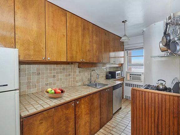 5th image of 320 W 76th St #10C