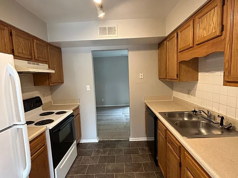 Fairview Court Apartments — Photo 45