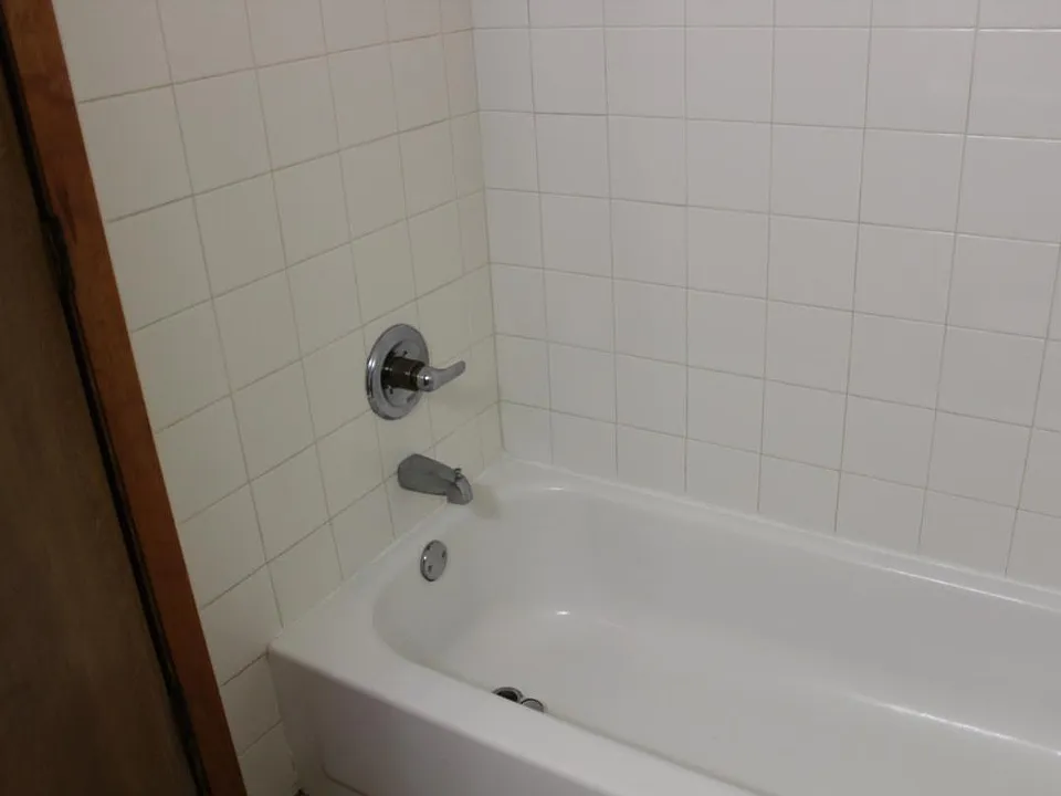 Ceramic tile in shower/tub