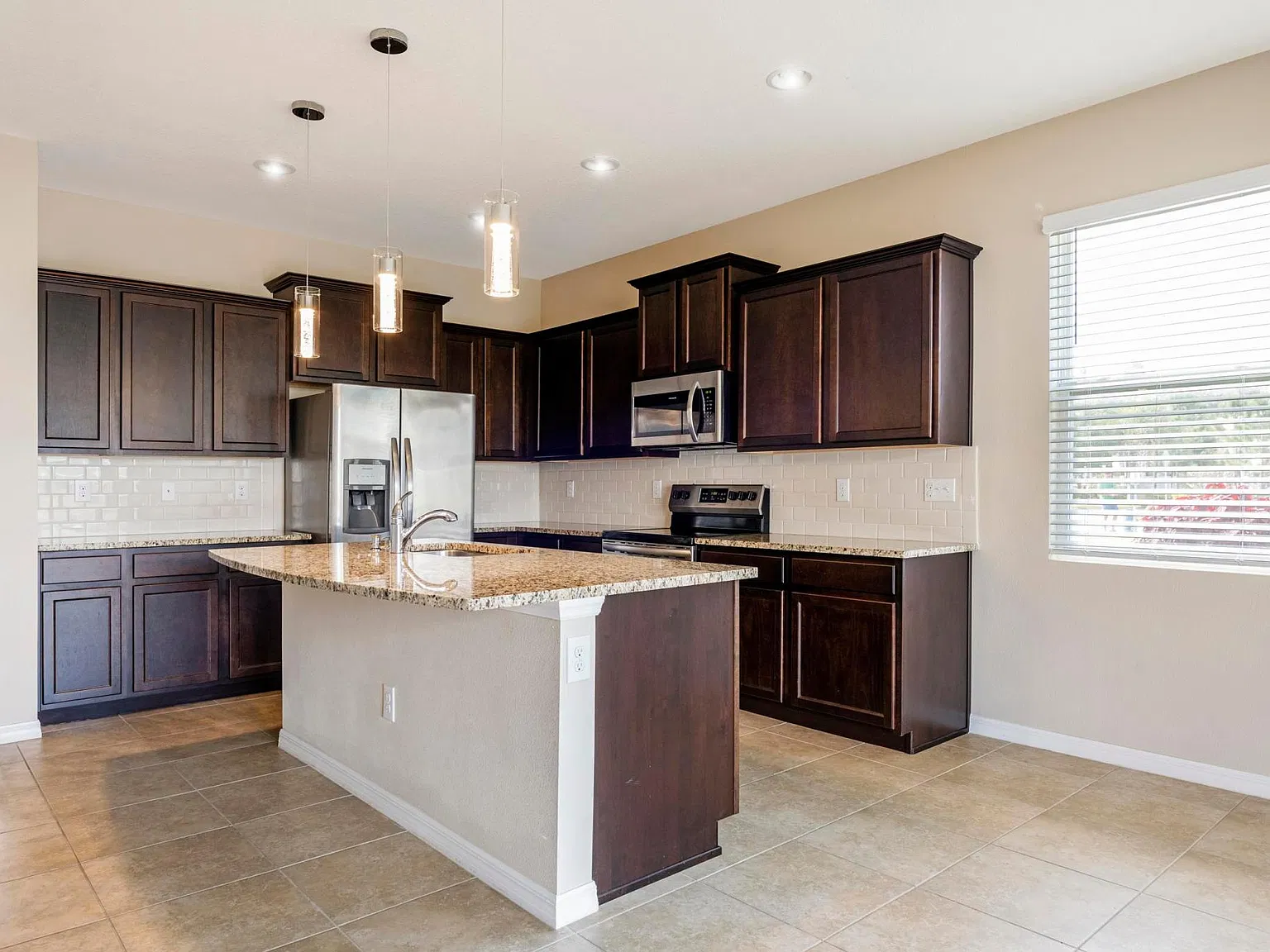 3 bed, 2.5 bath, 1808 sqft, $2,500 — Photo 4