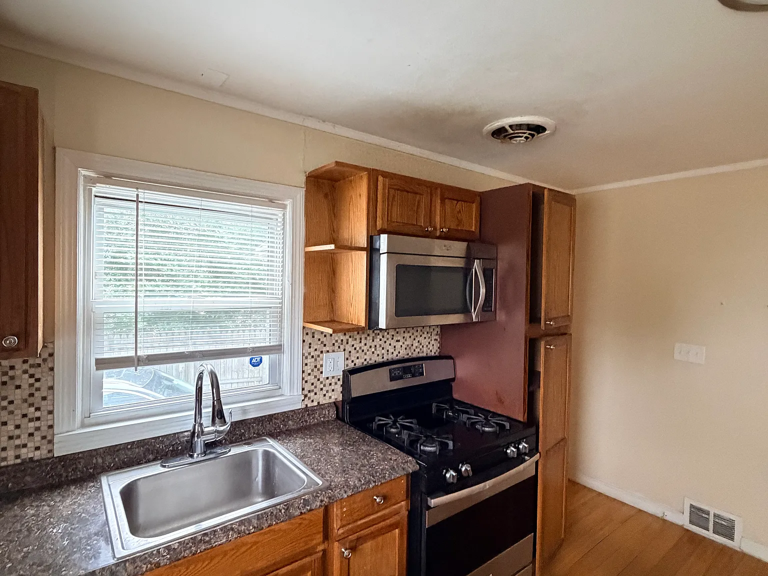 18 Townsend Ave — Photo 2
