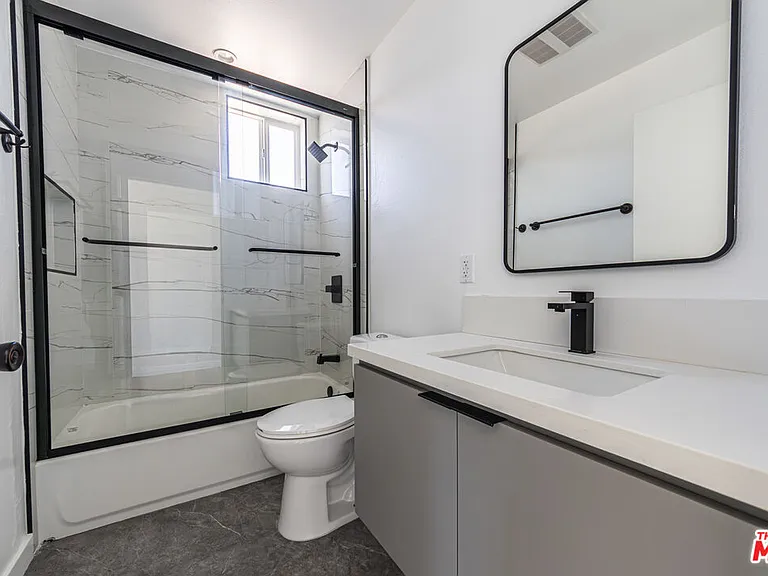 6702 Balboa Blvd #1 — Photo 13