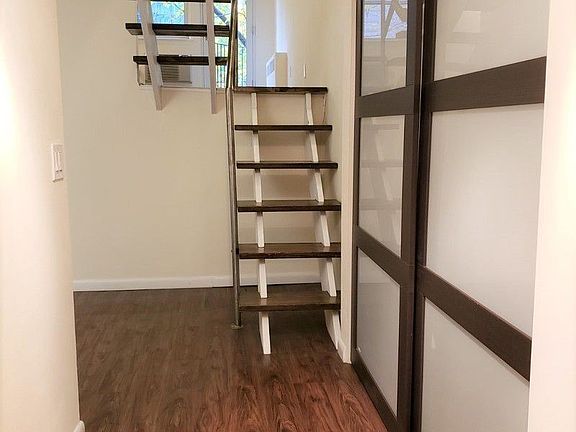 5th image of 211 Thompson St