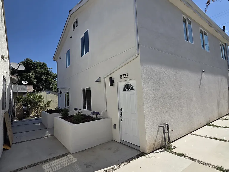 8722 Denver Ave #1/2 — Photo 1