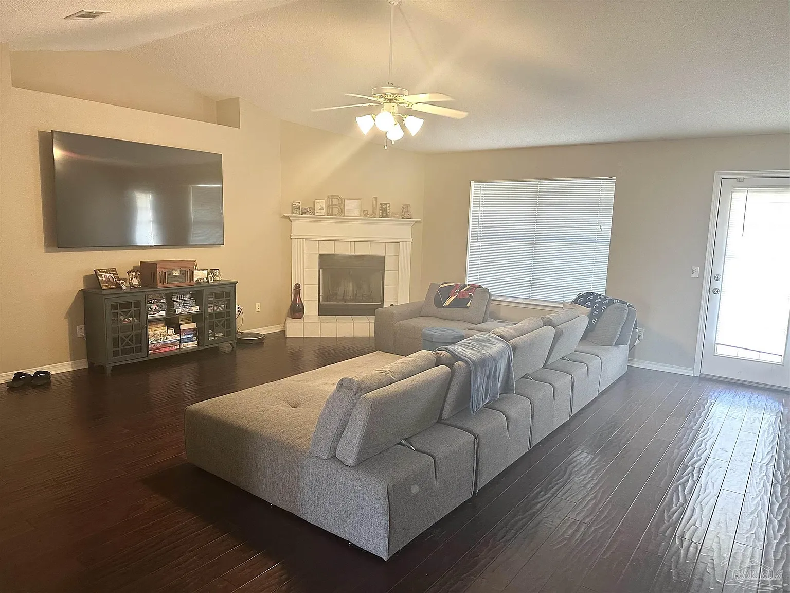 3 bed, 2076 sqft, $1,995 — Photo 4