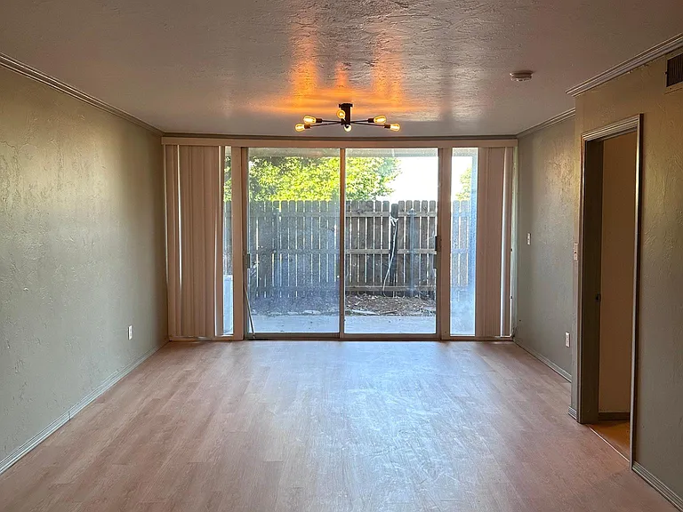 6000 N Brookline Ave #53 — Photo 11