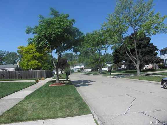3rd image of 17005 Crescent Dr