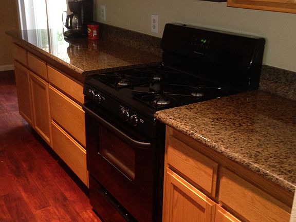 Kitchen w/ Granite Countertops