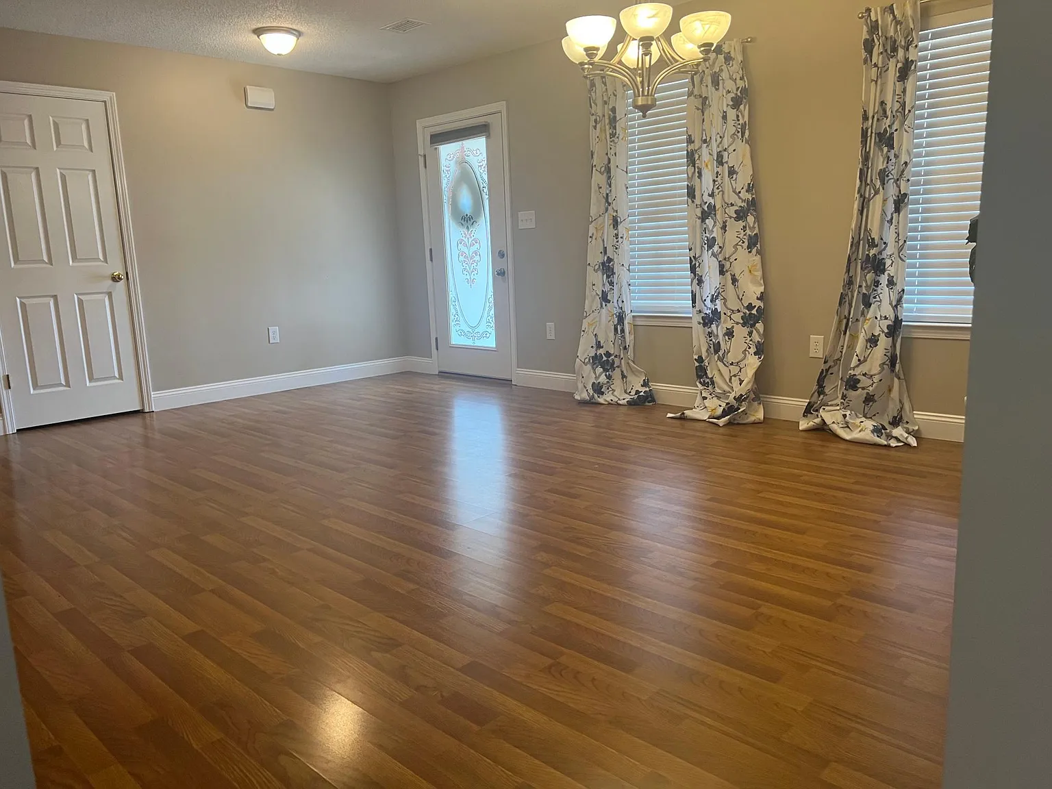 4 bed, 2375 sqft, $2,100 — Photo 4