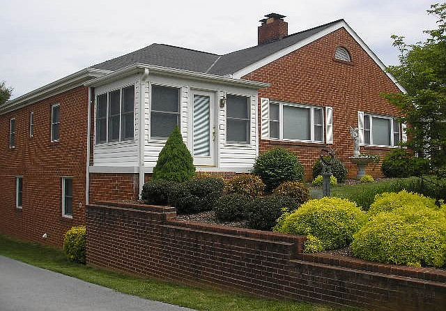 2nd image of 475 E Valley St