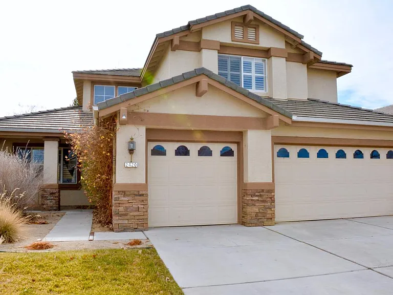 2420 Lincoln Meadows Dr — Photo 1