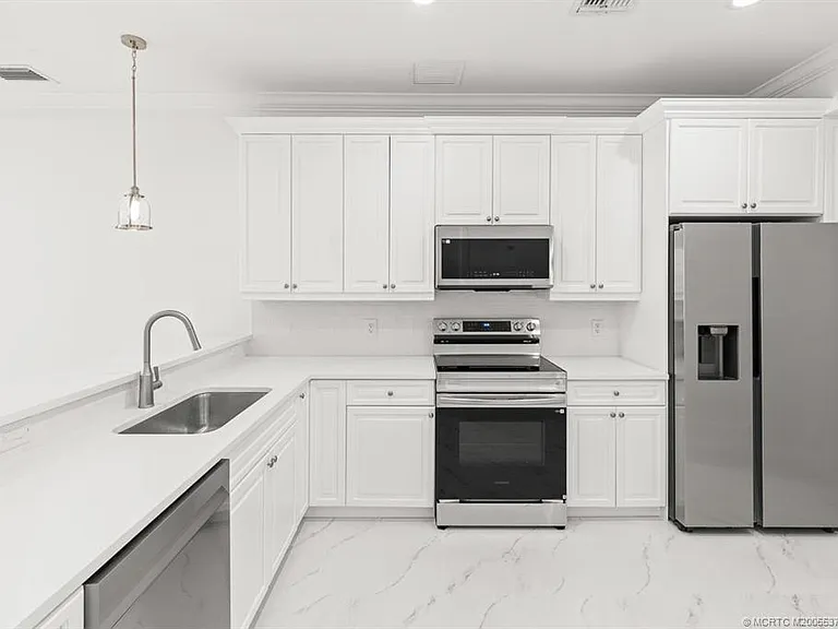 47 SW Osceola St #206 — Photo 1