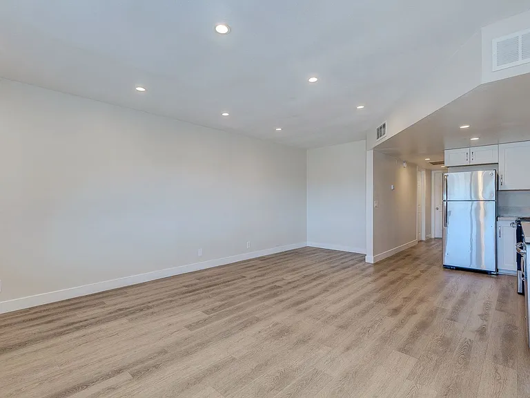 471 Jefferson Blvd — Photo 4