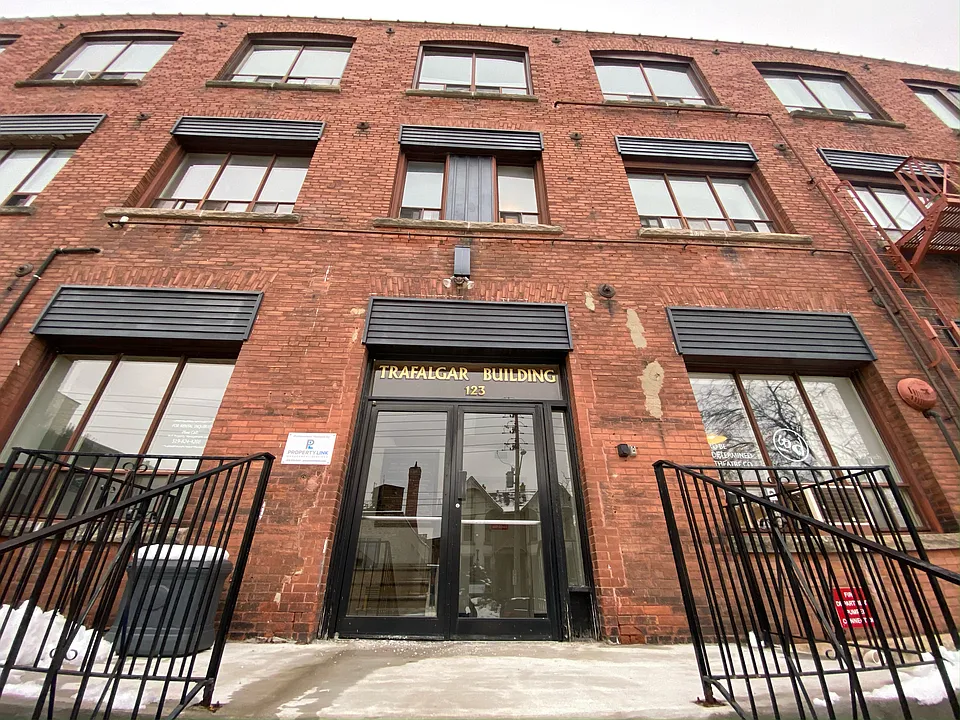 123 Woolwich St #207