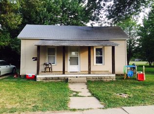 321 E Washington St, Flora, IL 62839