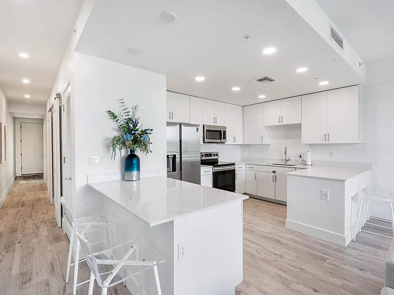 1709 N Tamiami Trl — Photo 4