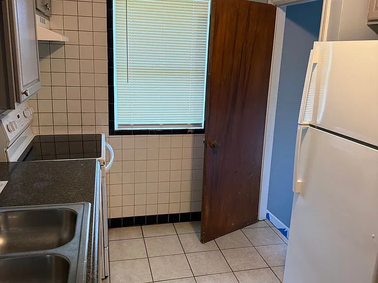 1150 Astoria Dr — Photo 4