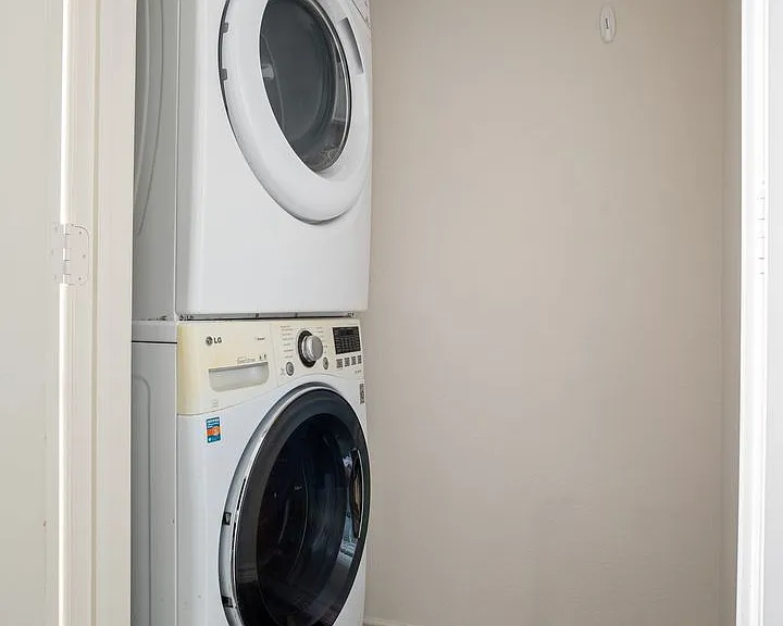 College Ave Apartments — Photo 43