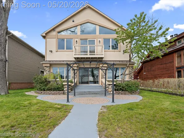 727 McDougal Dr, Waterford, MI 48327