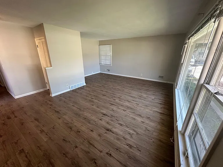 4016 N Larkin St — Photo 3
