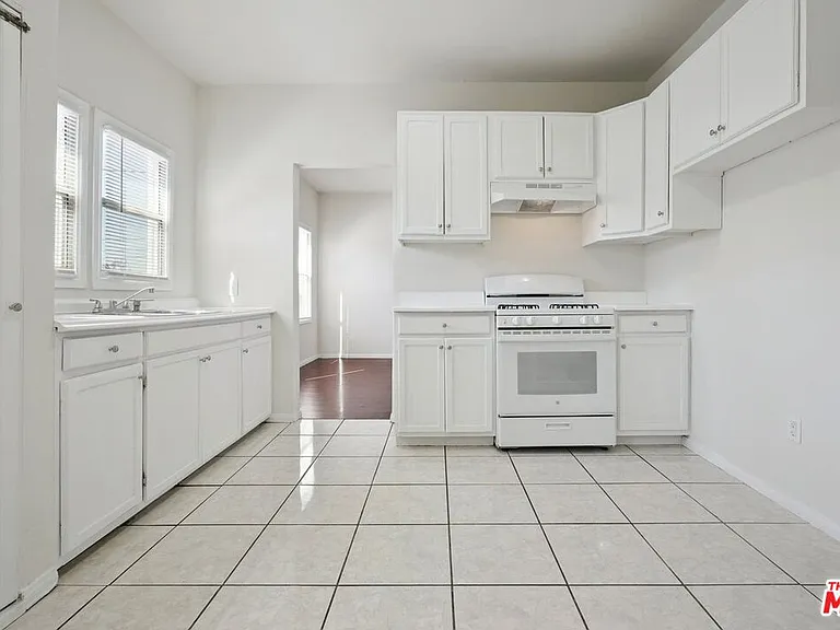 1464 3/4 W 35th Pl — Photo 4
