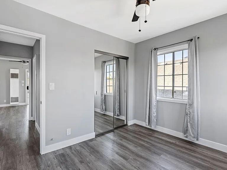 1608 W 42nd Pl — Photo 1