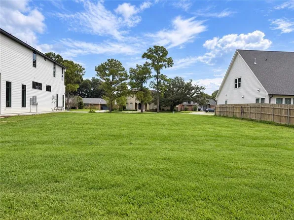 Colonial Club Dr, New Orleans, LA 70123