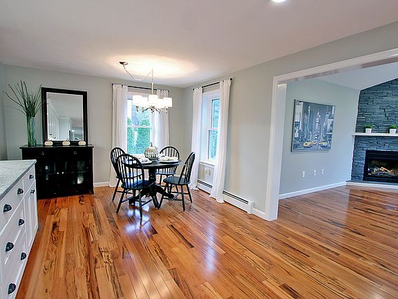 3rd image of 83 Fernwood Dr