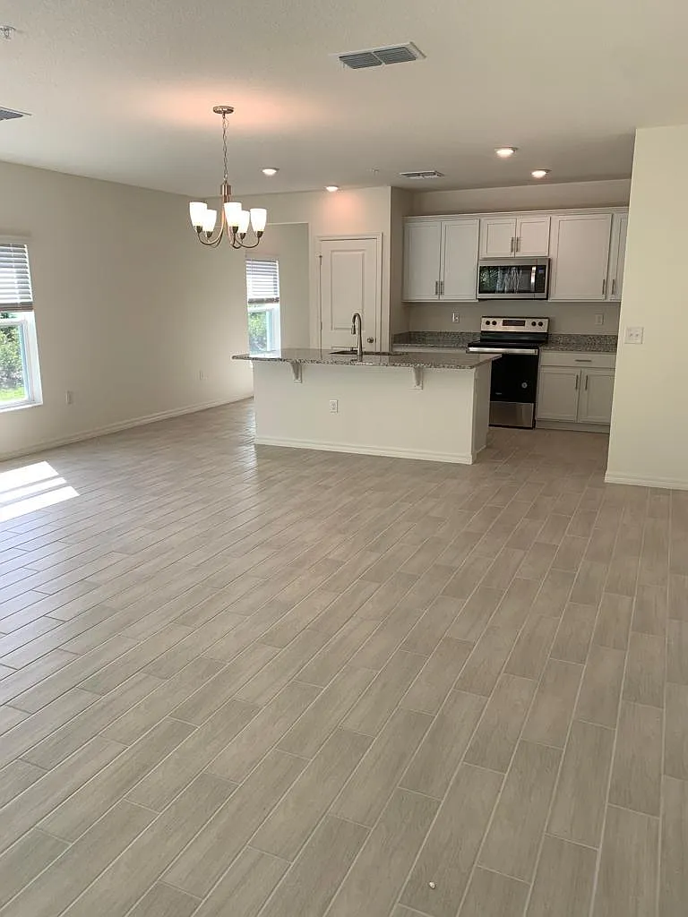 3 bed, 2.5 bath, 1685 sqft, $2,345 — Photo 3