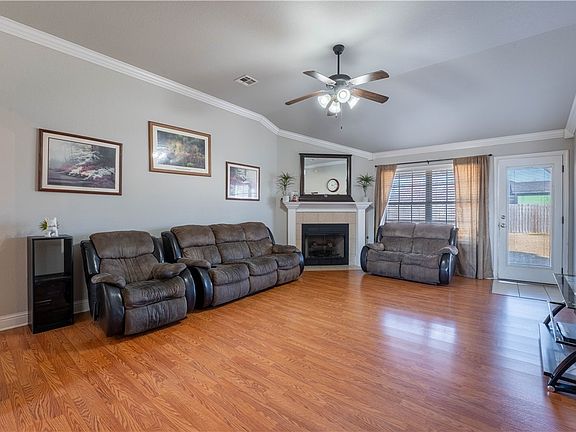 3rd image of 407 E Meadow Wood Ln