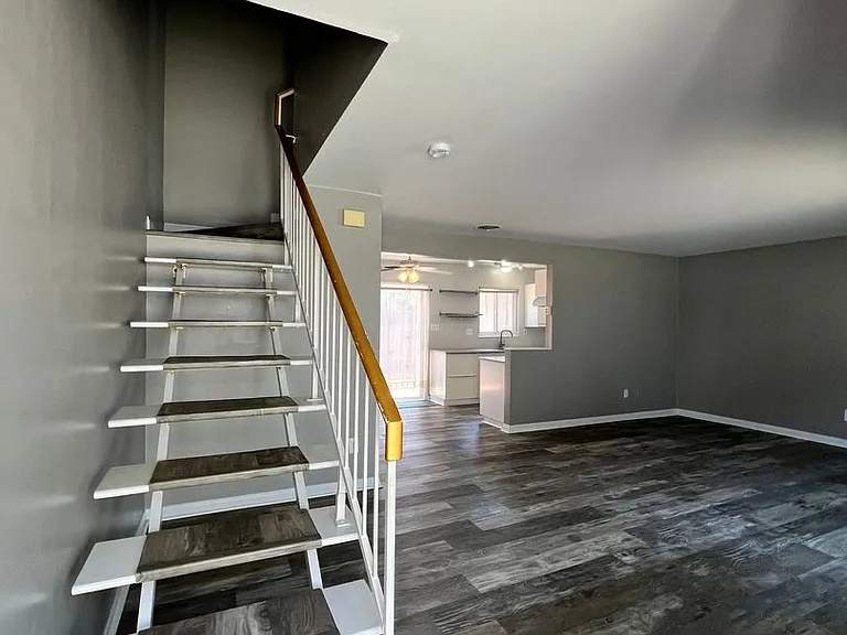 1552 Elm Ave ( F ) — Photo 2