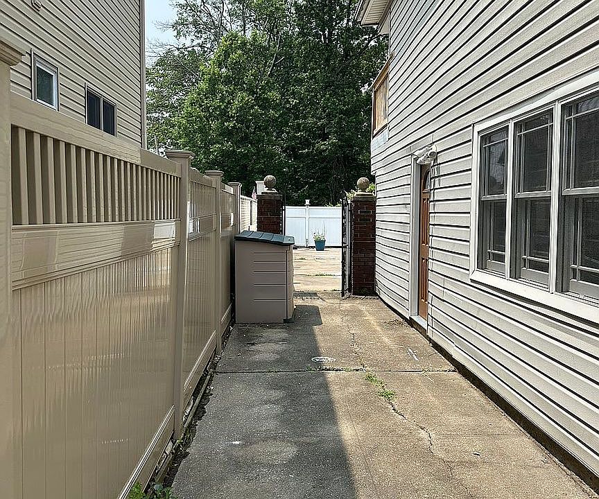 1st image of 220 Woodbine Ave