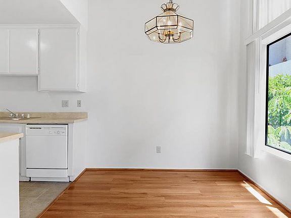 5th image of 1254 S Saltair Ave #202
