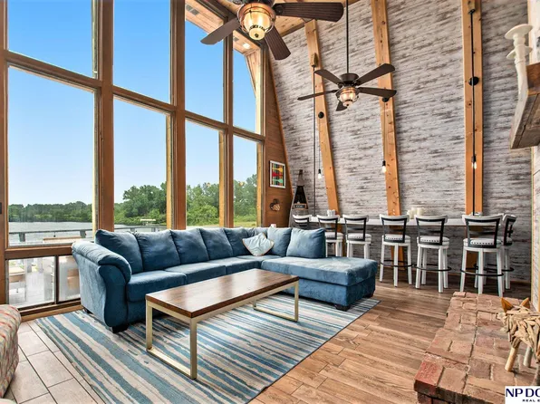 156 Ginger Cove Rd, Valley, NE 68064