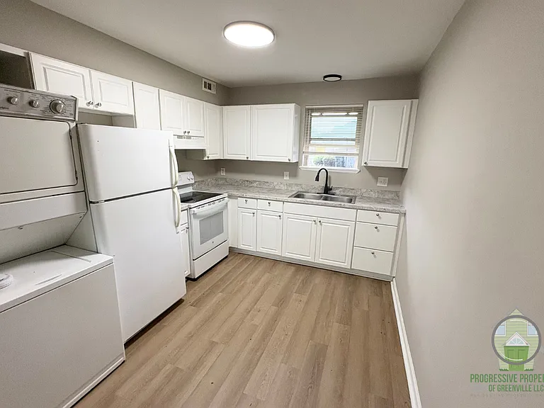 Maple Court Apartments — Photo 14
