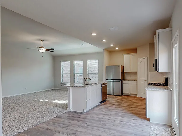 2113 Emma Ct — Photo 5