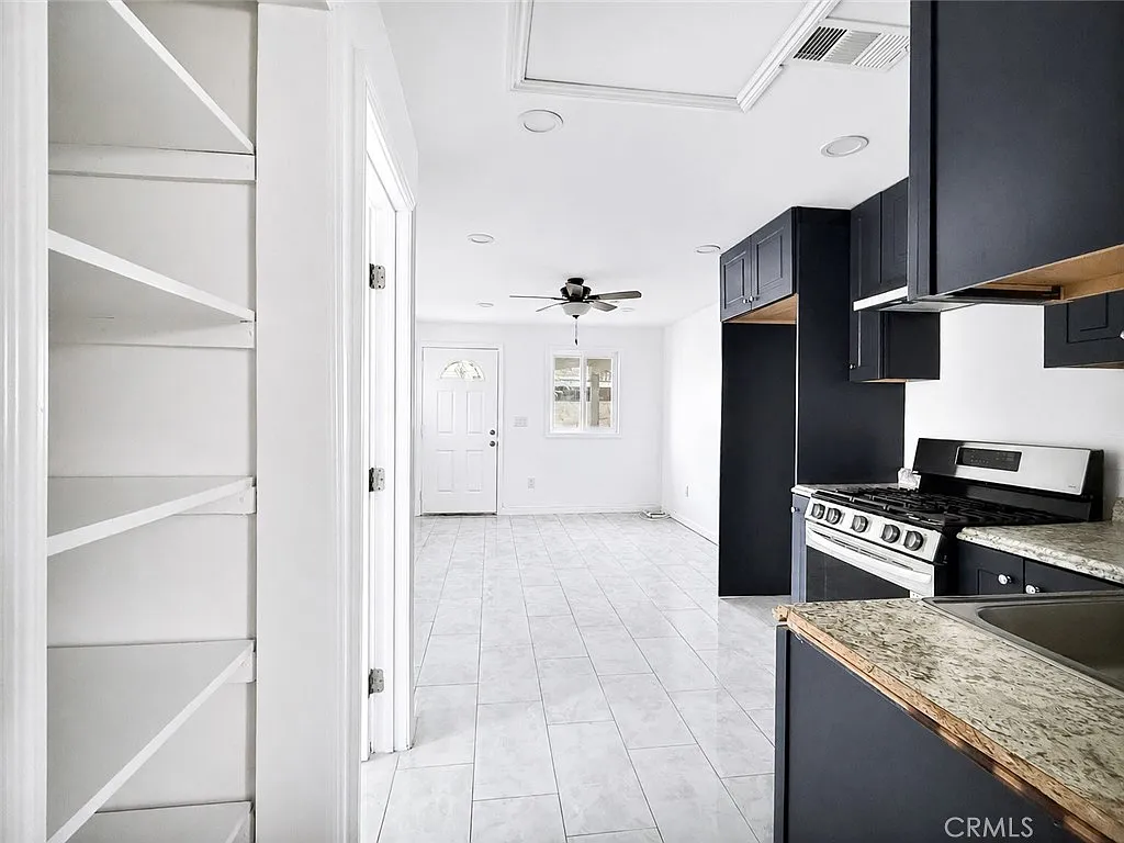 2 bed, 700 sqft, $2,400 — Photo 3