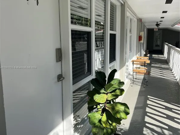 21 Edgewater Dr APT 204, Coral Gables, FL 33133