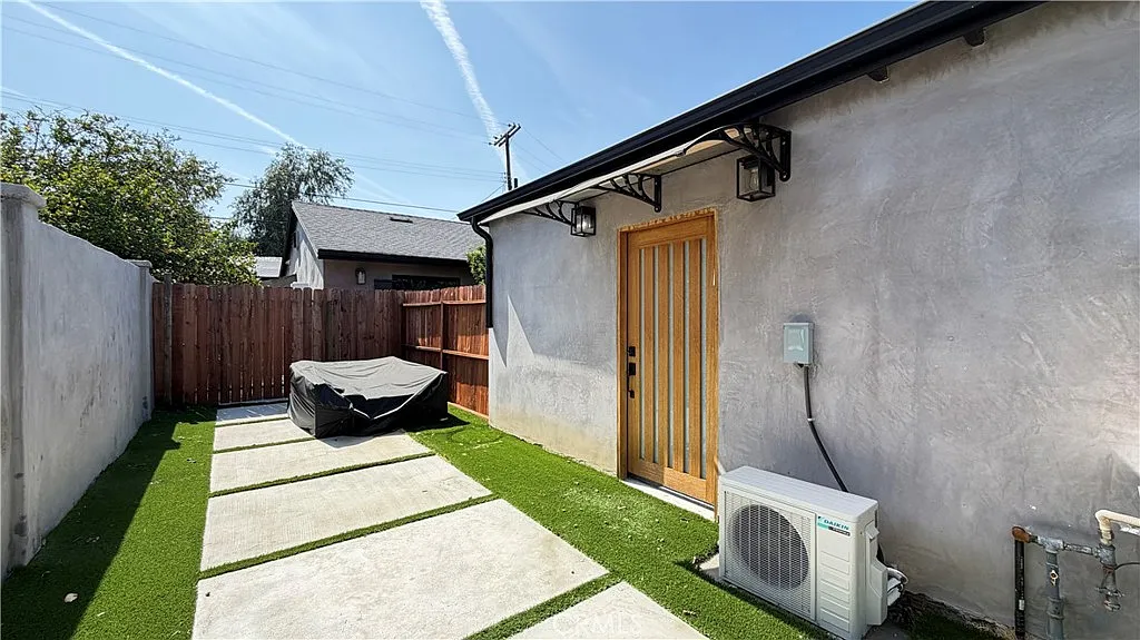 Studio, 300 sqft, $1,600 — Photo 3