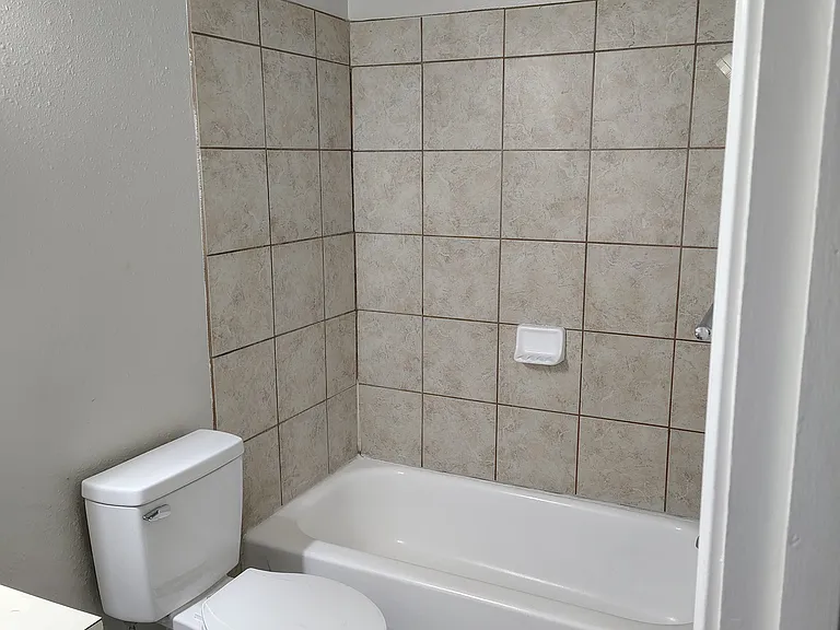 1002 W Hughes St #7 — Photo 6