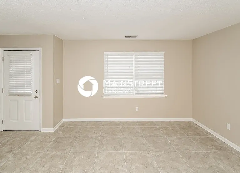 525 Oak Crest Dr — Photo 3