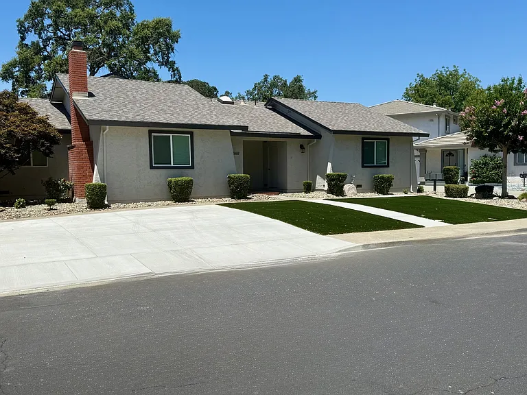 560 Edgewood Dr — Photo 2