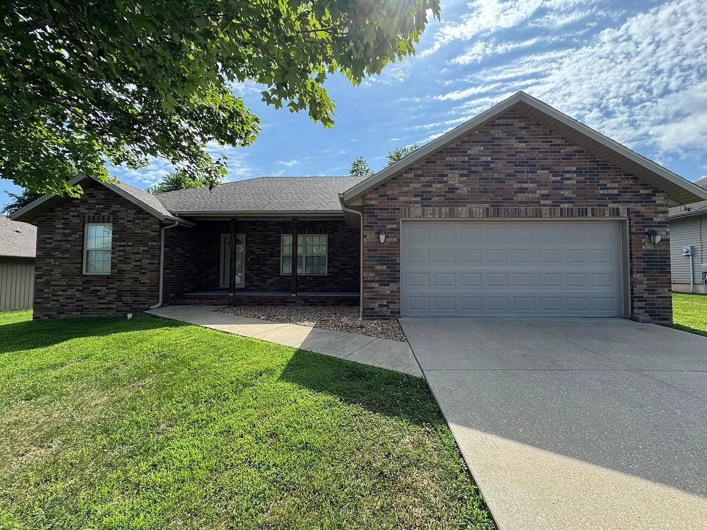 Beautiful 3 bedroom 2 Bathroom Home located in Bluebird Hills Subdivision Nixa, MO — Photo 1