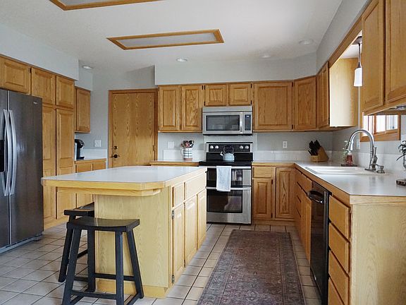 4th image of 900 Pine Dr
