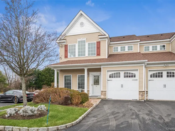 22 Meadow Court, Oakdale, NY 11769